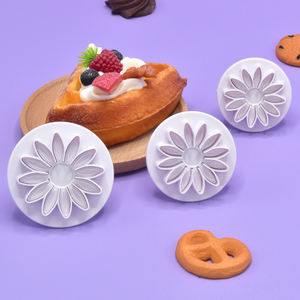 3Pcs White 3D Gerbera Biscuit Cutters Plastic Seabed Large Chrysanthemums Cookie Moules - Product Image 2
