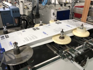 Máquina automática de fabricación de bolsas de rollo a rollo Máquina de fabricación de bolsas de válvula de polipropileno de sellado central resistente - Product Image 4