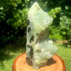 คริสตัลบำบัดคุณภาพสูง หินดิบธรรมชาติ พรีไนต์รูปทรงหอคอยสีเขียว สำหรับตกแต่งบ้าน - Product Image 1