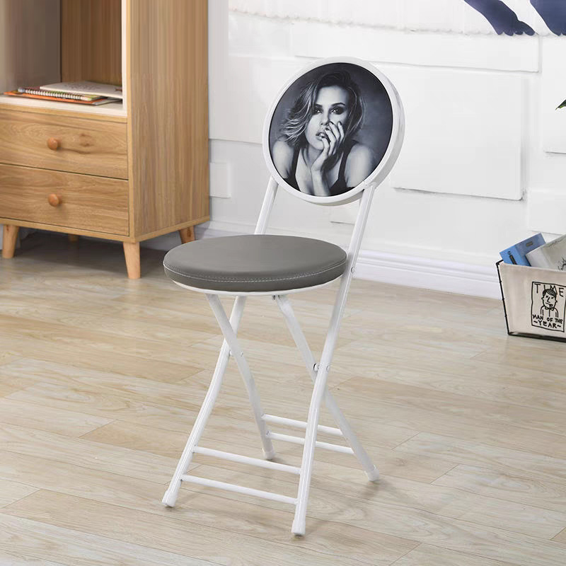 Fille au visage gris [style disque de fer]