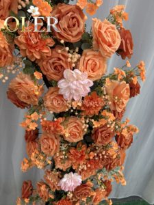 Arco Nuziale Artigianale di Lusso in Seta con Composizione Floreale Realistica di Rose Arancioni per Decorazioni Eleganti di Eventi, Sfondo per Palcoscenico e Decorazioni con Lanterne - Product Image 3