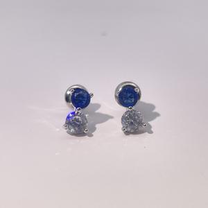 ต่างหูทรงกลมแบบคลาสสิกและสง่างามสำหรับผู้หญิงจาก Tianyu Gems ทำจากทองเหลืองชุบทอง ประดับด้วยเพชรคิวบิกเซอร์โคเนียสีขาวและสีน้ำเงิน - Product Image 2