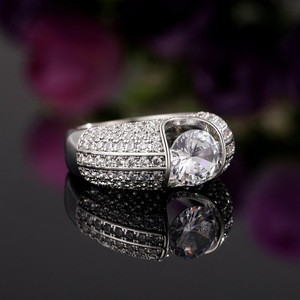 F667 แหวนเพชร ทองคำขาว ทรงกลม ทรงเหลี่ยมบริลเลียนท์ ธรรมชาติ สี G เครื่องประดับหมั้นสำหรับผู้หญิง - Product Image 4