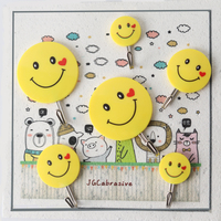 4 crochets adhésifs Kawaii Smiley Face, décoration murale joyeuse pour chambre d'enfant, crochets adhésifs sans dommages pour accessoires d'enfants