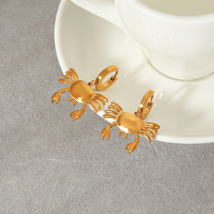 Pendientes de aro con diseño de cangrejo en acero inoxidable chapado en oro de 18K, temática oceánica, impermeables, no se decoloran, joyería delicada para mujer, para fiestas y uso diario. - Product Image 3