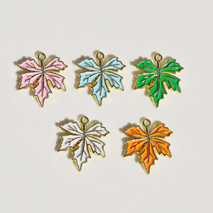 Colgantes de hoja de arce de aleación de zinc con efecto de goteo de aceite para la fabricación de pendientes, componentes de joyería - Product Image 2