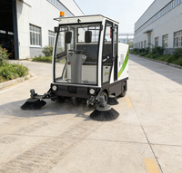 Mini balayeuse électrique à quatre roues avec bras robotique télescopique, équipée d'une pompe à moteur, d'un engrenage, d'un réservoir d'eau, d'un bac à déchets et de 4 moteurs de nettoyage