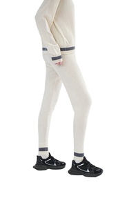 <span class=keywords><strong>Pantaloni</strong></span> slim da donna <span class=keywords><strong>in</strong></span> puro cashmere bianco lavorato a <span class=keywords><strong>maglia</strong></span> dal design basic - Product Image 5