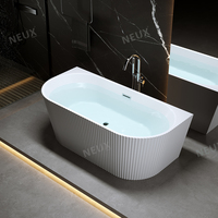 Baignoire autoportante moderne et élégante en acrylique blanc Conception cannelée Application de trempage dos à mur pour appartements Comprend un égouttoir