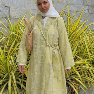 Robe longue modeste musulmane faite à la main, en polyester léger et respirant, avec col en V, ornée de perles et de sequins, idéale pour l'Aïd. - Product Image 1