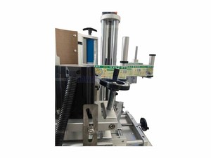 Système d'étiquetage de bouteilles rondes efficace alimenté en rouleaux minimisant les déchets de matériaux pendant la production - Product Image 4