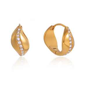 Boucles d'oreilles Huggie en acier inoxydable, forme géométrique, serties de strass, bijoux de soirée - Product Image 5