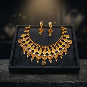 Parures de bijoux indiens élégants et vintage en or de style religieux de la marque Aaradhya (collier et boucles d'oreilles) - Collections tendance - Product Image 4