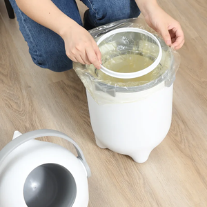 <span class=keywords><strong>ARTHOME</strong></span> Poubelle ronde portable en plastique de 12 L avec couvercle roulant anti-odeur, motif animal mignon, pour animaux de compagnie - Product Image 4