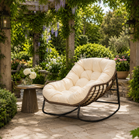Chaise à bascule moderne en rotin pour l'extérieur - Imperméable et légère pour le jardin, la plage, la terrasse