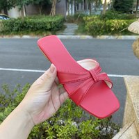 Pantoufles à bout ouvert en forme de T avec doublure polaire chaude, imprimé léopard et nœud ajustable, semelle intermédiaire en peau de mouton, semelle extérieure en PVC, confort hivernal pour