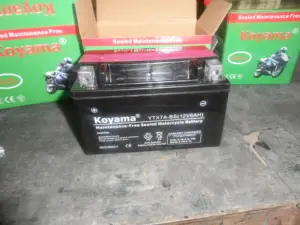 Batteria convenzionale per moto senza manutenzione carica a secco al YTX7A-BS al piombo 12 v7ah con bottiglia di acido