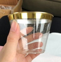 Fournitures de mariage en gros d'usine gobelets en plastique à bord doré de 9oz 10oz ensembles de vaisselle de gobelets à bière en plastique dur jetables