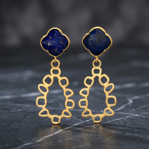 Boucles d'oreilles ethniques unisexes en laiton plaqué or 18 carats avec lapis-lazuli, motif quadrifoliaire et géométrique - Product Image 2