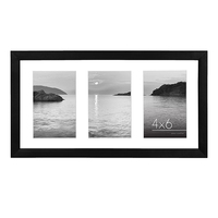 Cadre photo en bois noir avec passe-partout blanc, équipé de crochets à dents de scie et de languettes pivotantes pour fixation murale