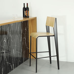<span class=keywords><strong>Tabouret</strong></span> <span class=keywords><strong>de</strong></span> <span class=keywords><strong>bar</strong></span> haut avec cadre en métal noir et siège et dossier en contreplaqué couleur chêne <span class=keywords><strong>clair</strong></span> à prix compétitif - Product Image 1