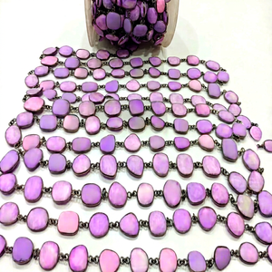 Chaîne de connexion en phosphosiderite naturelle violette, forme briolette libre, sertie sous closier - Product Image 1