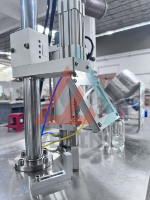 Machine de remplissage d'aérosols pneumatique semi-automatique efficace, sertissage et scellage de haute précision pour applications cosmétiques et chimiques