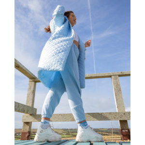 เสื้อคลุมยาวผ้าควิลท์สตรีทสีฟ้า - Product Image 1