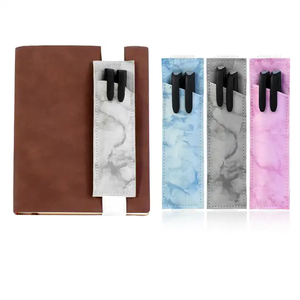 Accessoires de livre en gros : Étuis à crayons en cuir avec logo en relief, pochettes à stylos en PU en stock avec boucle élastique réglable - Product Image 1