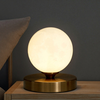 Lampe de bureau LED d'intérieur au style créatif et nouveau avec éclairage nocturne, type lune en résine, alimentée par batterie ou à brancher, lampe de chevet