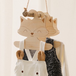 Nouveau design personnalisé cintre pour bébé manteau vêtements peinture à la main Super belle qualité en bois enfants bébé enfants cintres en tissu - Product Image 1