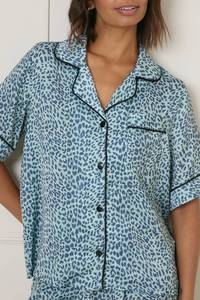 Conjunto de Pijama para Mujer con Estampado de Leopardo Azul Claro, Manga Corta, Botones, con Bolsillos, Venta al Por Mayor, Pijamas Personalizadas - Product Image 2