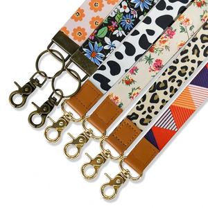 Lanière imprimée en polyester avec <span class=keywords><strong>porte</strong></span>-badge, <span class=keywords><strong>porte</strong></span>-clés en cuir, <span class=keywords><strong>porte</strong></span>-bouteille d'eau personnalisé avec <span class=keywords><strong>porte</strong></span>-badge - Product Image 1