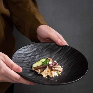 Assiette en céramique à rayures européennes en relief, idéale pour les banquets de mariage et les restaurants haut de gamme - Product Image 3