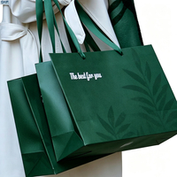 Sacs cadeaux en papier imprimé feuilles vert foncé personnalisés, avec poignées en ruban de satin de luxe, sacs de shopping en gros pour l'emballage de vêtements