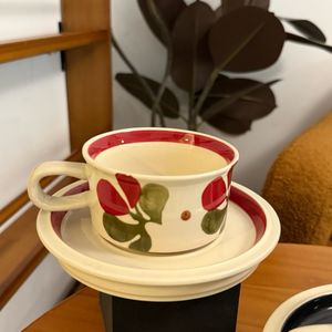 <span class=keywords><strong>Tasse</strong></span> à café et soucoupe vintage en porcelaine émaillée avec plateau blanc au design de fleurs rouges pour servir du thé et du café - Product Image 2