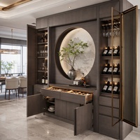 Buffet contemporain encastré avec niche artistique éclairée et vitrine à vin en verre pour villa moderne