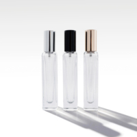 Flacon de parfum carré transparent portable en verre avec pompe pulvérisatrice, diffuseur à bâtonnets, flacon vide de haute qualité personnalisable
