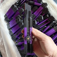 Couteau utilitaire robuste à lame rétractable de 25 mm de largeur, avec bouton de verrouillage, poignée en plastique, revêtement en caoutchouc rouge