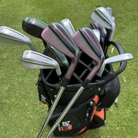 Ensemble de fers de golf personnalisés pour droitiers avec poignée en caoutchouc et gravure de logo OEM, têtes de fers de golf personnalisées