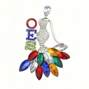 Broche commémorative en alliage avec strass et perles en forme de triangle, style lettre, pour frères, plusieurs modèles - Product Image 2