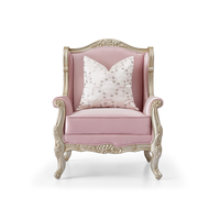 Fauteuil néoclassique de style mid-century, structure en bois sculpté de luxe, canapé en tissu rose avec accoudoirs pour salon et usage hôtelier