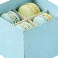 Boîtes en papier kraft bleu carrées de petite taille personnalisées, parfaites pour contenir des pâtisseries, des macarons, des biscuits, des cupcakes et des mini-mousses