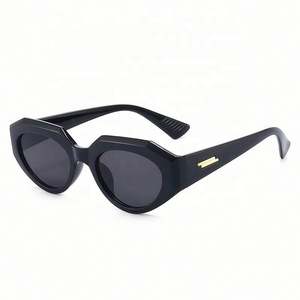 Gafas de Sol Vintage con Logotipo Personalizado de Última Moda, Gafas de Sol Cuadradas Pequeñas Irregulares con Protección UV400 para Mujer - Product Image 4