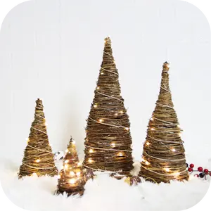 थोक नई शैली क्रिसमस बेल टॉवर टेबलटॉप सजावट सेट क्रिसमस पेड़ शंकु प्रकाश आकृति आउटडोर एलईडी प्रकाश शंकु पेड़