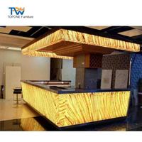 Comptoir de bar d'hôtel moderne en marbre onyx avec éclairage LED RVB pour mobilier d'hôtel