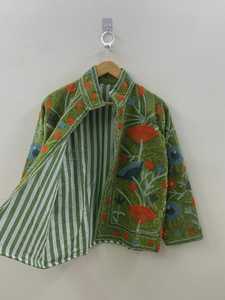 Chaqueta Bordada Suzani de Terciopelo Verde Hecha a Mano, Abrigo Bohemio de Invierno para Mujer, Ropa Exterior Étnica de Boutique India - Product Image 2