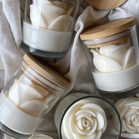 Lilin Aroma Bunga Mawar 3D Grosir dalam Stoples Kaca Bening dengan Tutup Bambu, Lilin Aroma Floral dari Lilin Kedelai untuk Dekorasi Meja Kamar Tidur