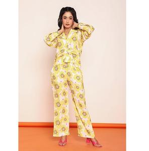 Conjunto de camisa plisada estampada y pantalón recto para mujer, conjunto coordinado de dos piezas con diseño moderno y estilo moderno. - Product Image 1