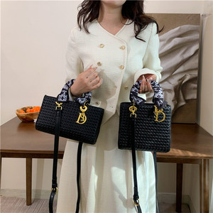 Sac à main tissé pour femme 2026 Nouveau sac à bandoulière élégant haut de gamme <span class=keywords><strong>Lady</strong></span> <span class=keywords><strong>Diana</strong></span> avec fermeture magnétique et doublure en polyester - Product Image 1